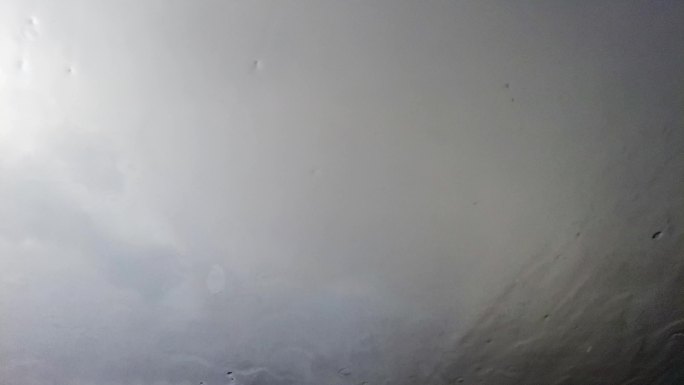 4k拍摄冰雹和雨滴打在汽车玻璃上的情景