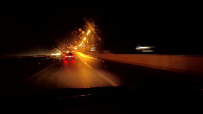 夜晚公路飙车速度感