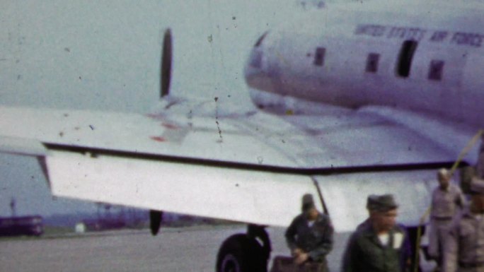 1951年：朝鲜战争期间美国空军士撤下飞机。