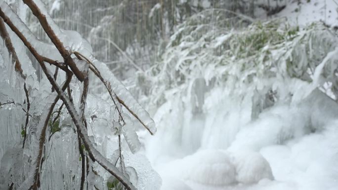 冬天下雪雪景冰雪河谷河流流水唯美冰雪景致