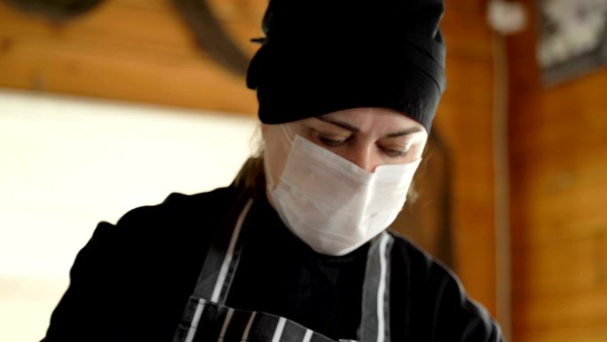 餐厅工作人员戴着口罩和手套