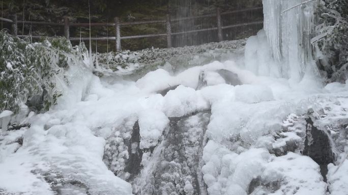 冬天下雪雪景冰雪河谷河流流水唯美冰雪景致