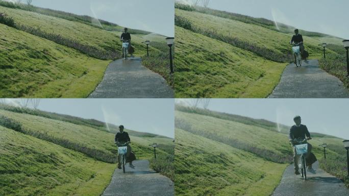 情侣在山坡上骑自行车