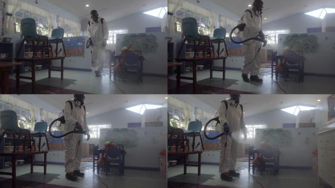 佛罗里达州一名环卫工人正在为学校教室消毒