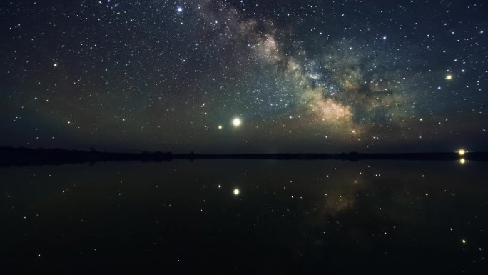 呼伦贝尔湖面星空倒影延时和夜空下的马蹄莲