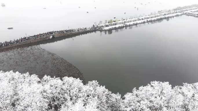 4K航拍杭州西湖断桥雪景