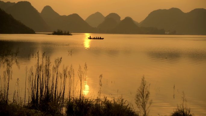 夕阳下的湖面船只孤舟唯美意境美