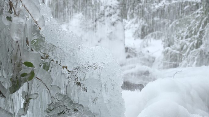 冬天下雪雪景冰雪河谷河流流水唯美冰雪景致