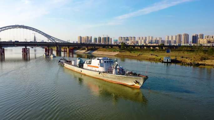 4K视频——航拍退役南海舰艇通过阜阳颍河