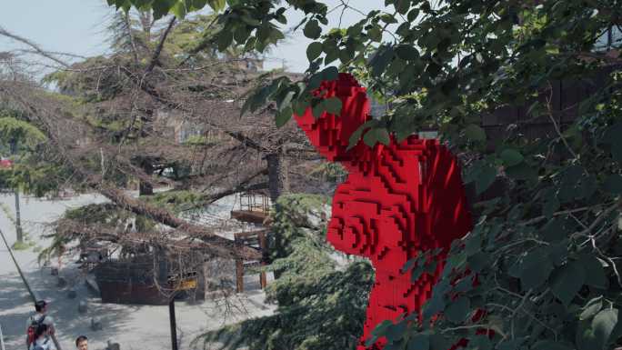 实拍北京798艺术区的红色维纳斯雕塑