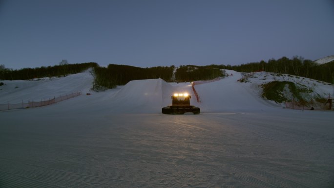 清晨在崇礼云顶滑雪场铲雪的压雪车