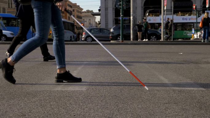 盲人用导盲棍横穿街道