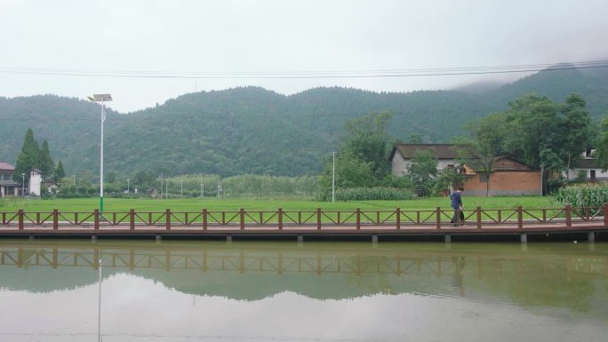 老人河边乡间小路散步