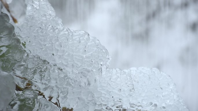 冬天下雪雪景冰雪河谷河流流水唯美冰雪景致