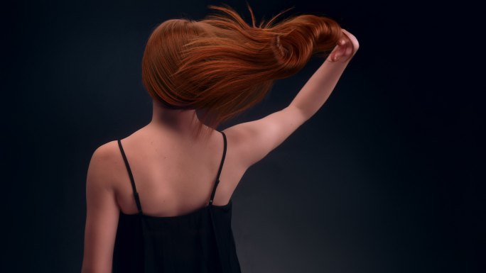 红发女人甩发洗发水广告沙宣头发柔顺
