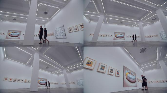 外国游客在北京798艺术区画廊参观画展