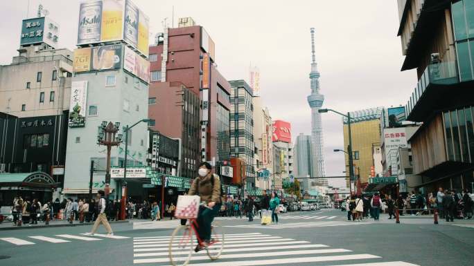 日本东京浅草的人行横道交叉口