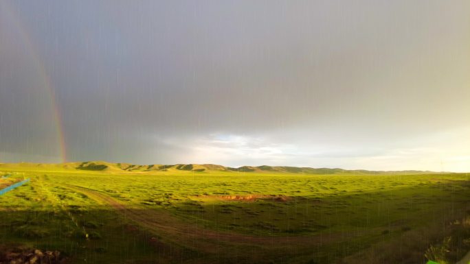 4k拍摄草原上的濛濛细雨及天边的彩虹