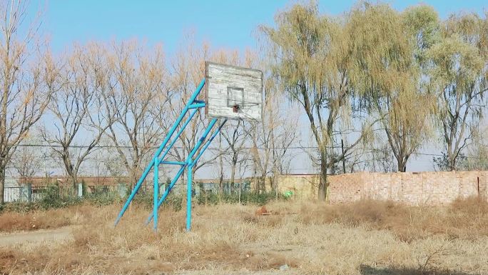 废弃校园游乐场篮球架健身器材老旧小区