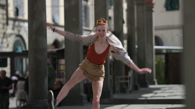 意大利佛罗伦萨年轻女子在街上奔跑