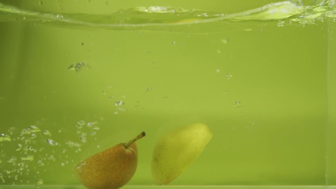 【慢动作】香梨切片入水