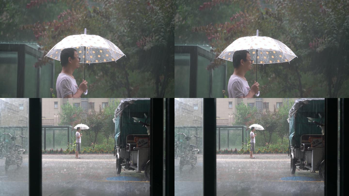 一人撑伞站在大雨中