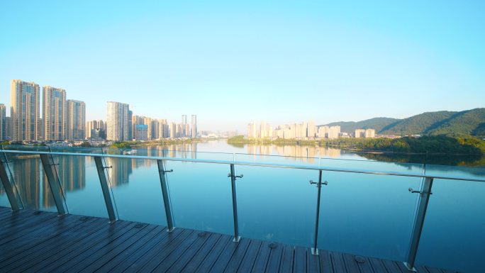 城市湖景观景平台大平层阳台外风景