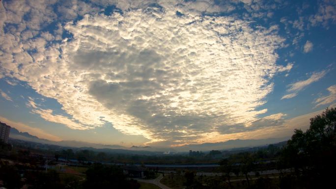 大气震撼的云层遮日-云彩延时摄影