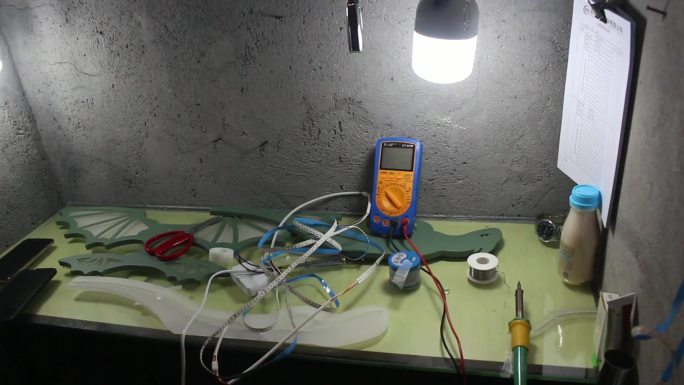 LED灯具维修儿童房造型灯灯珠焊接