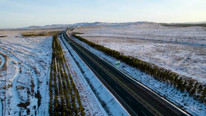 4k航拍积雪覆盖下的北方草原和高速公路