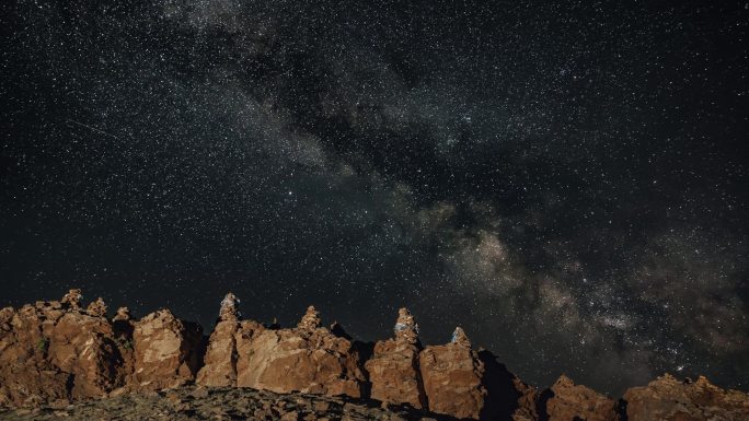 草原石头山星空银河延时摄影