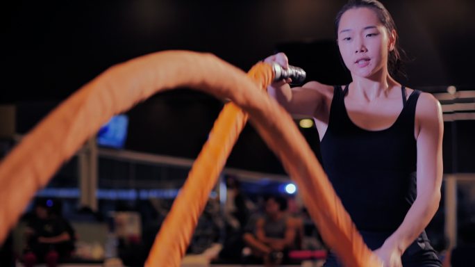 女子训练搏击绳减肥瘦身室内锻炼中国女性