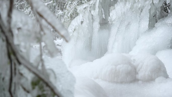 冬天下雪雪景冰雪河谷河流流水唯美冰雪景致