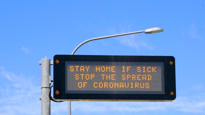 高速公路上的冠状病毒警告标志。