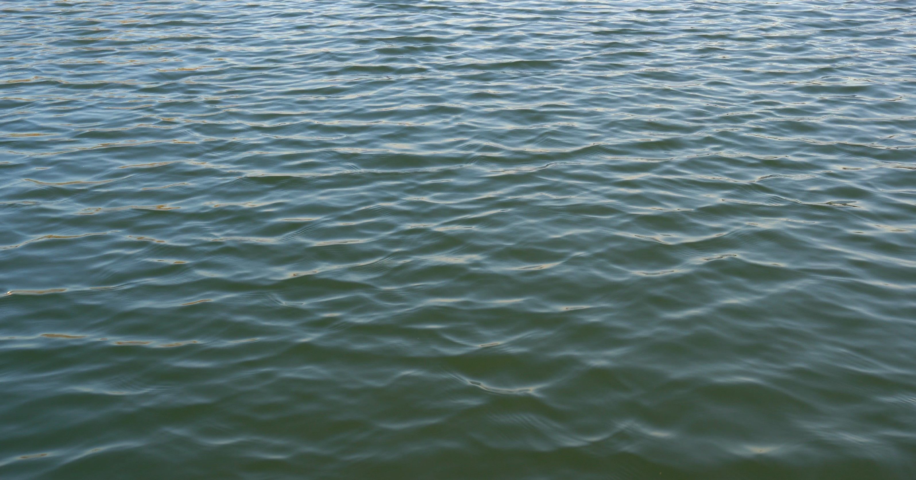 波光粼粼水面水波纹湖面河面水江面波光粼粼的水面海水海面唯美空镜头