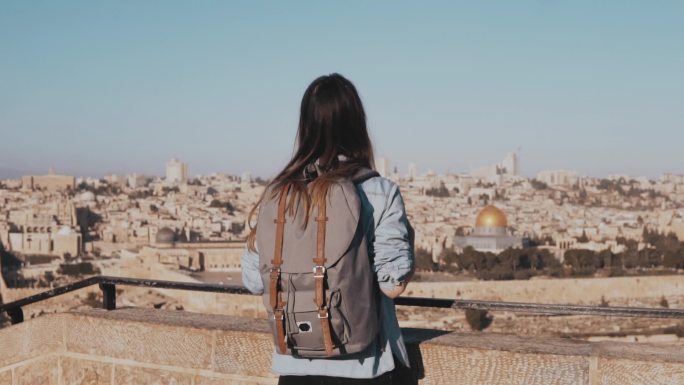 兴奋的欧洲旅游女孩高兴地举手