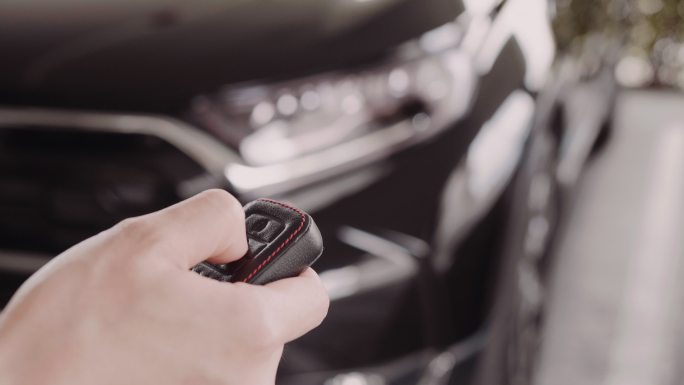 带锁定和解锁功能的车钥匙遥控器。