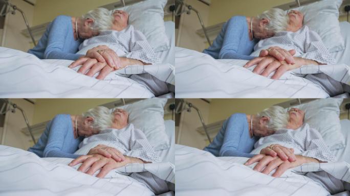 老妇人在医院探望生病的丈夫