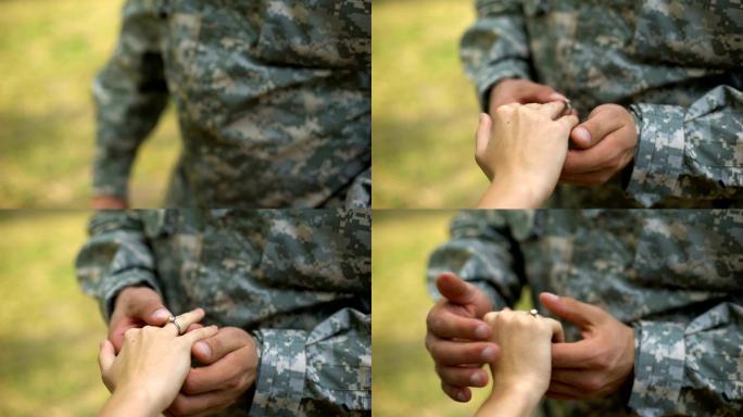 士兵把结婚戒指戴在女朋友的手上