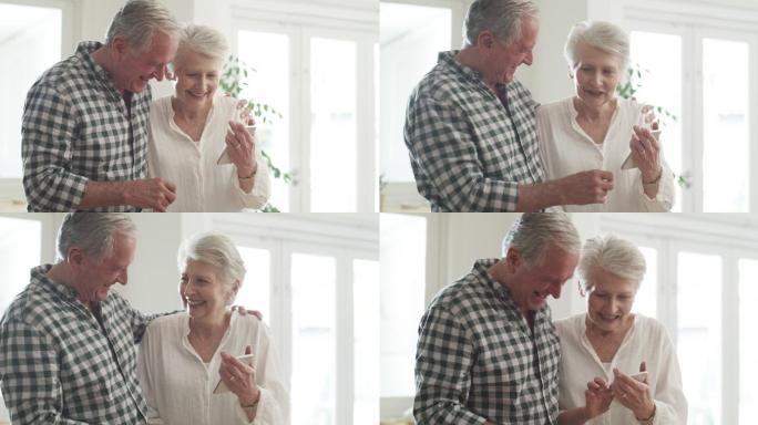 一对老年夫妇在家里一起使用智能手机