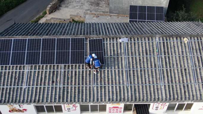农村安装太阳能光伏板航拍4K