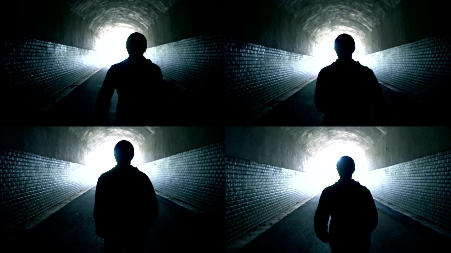 在隧道里跑向灯光的女人