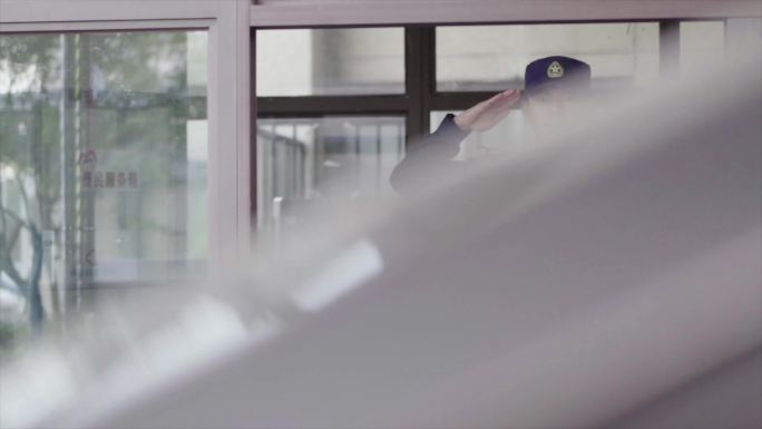 物业岗亭保安敬礼