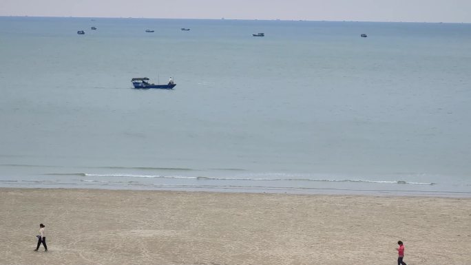 北海银滩侨港海滩海浪沙滩渔船赶海空镜头