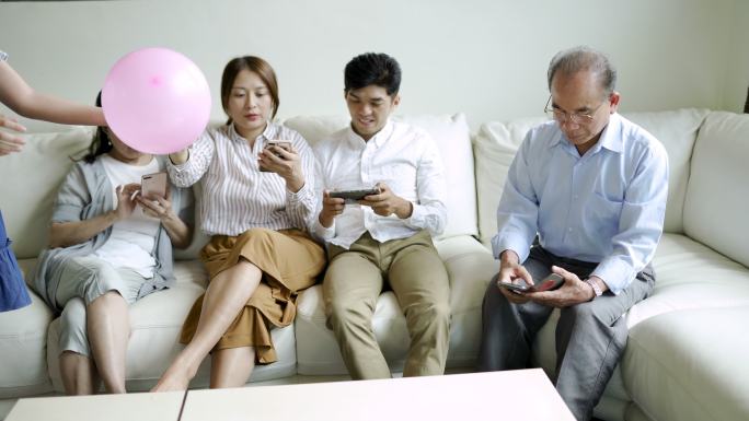 一家人在家上网一家人在家玩手机