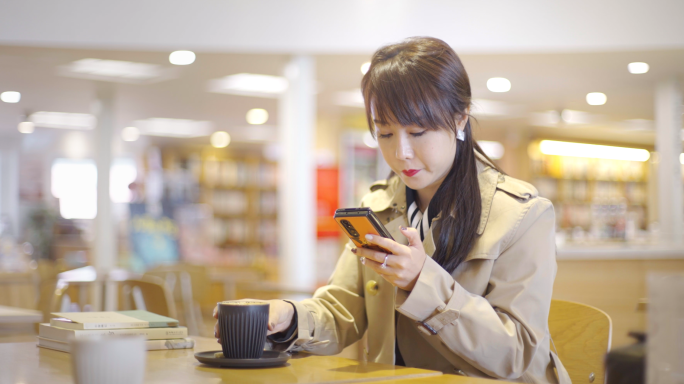 4K 女生在咖啡店看书喝咖啡玩手机