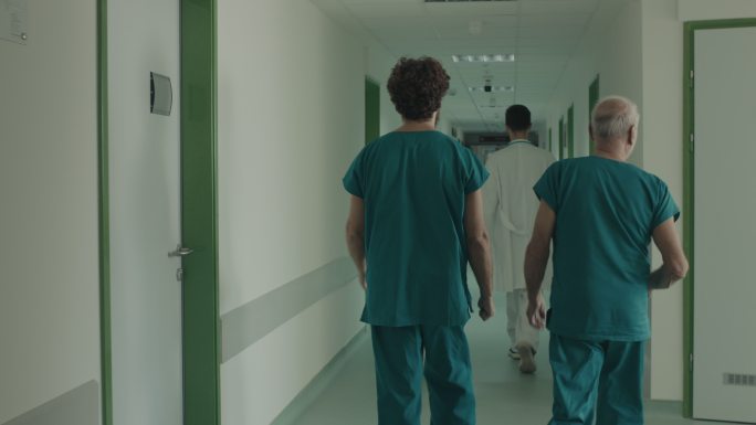 一群医生穿过医院走廊