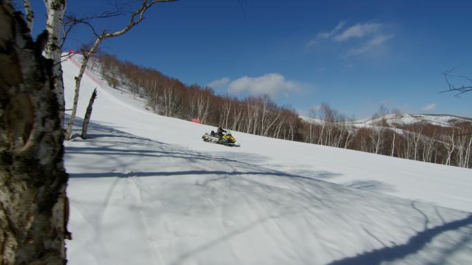 外国游客在滑雪场驾驶摩托雪橇快速速行驶