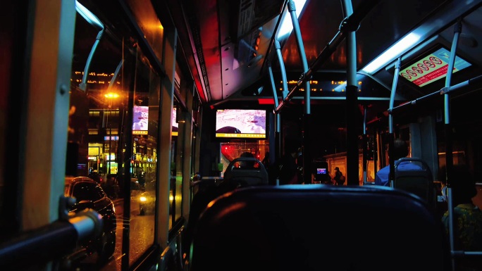 城市夜晚公交车