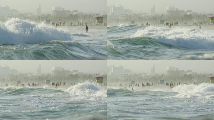 威尼斯海滩岸边汹涌的波浪